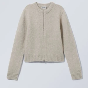 Beige stickad kofta från Weekday - Så snygg och populär stickad tröja som tyvärr inte kommer till någon användning, helt ny med prislapp kvar, nypris 570kr, säljer för 500 men kan gå ner i pris vid snabb affär!❤️❤️kom privat för egna bilder🫶🏼