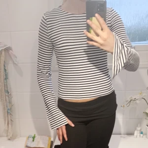 Randig långärmad topp - Säljer en stilren svartvit randig topp med långa ärmar. Köpt från Gina Tricot och jag säljer den för 39 kr❤️