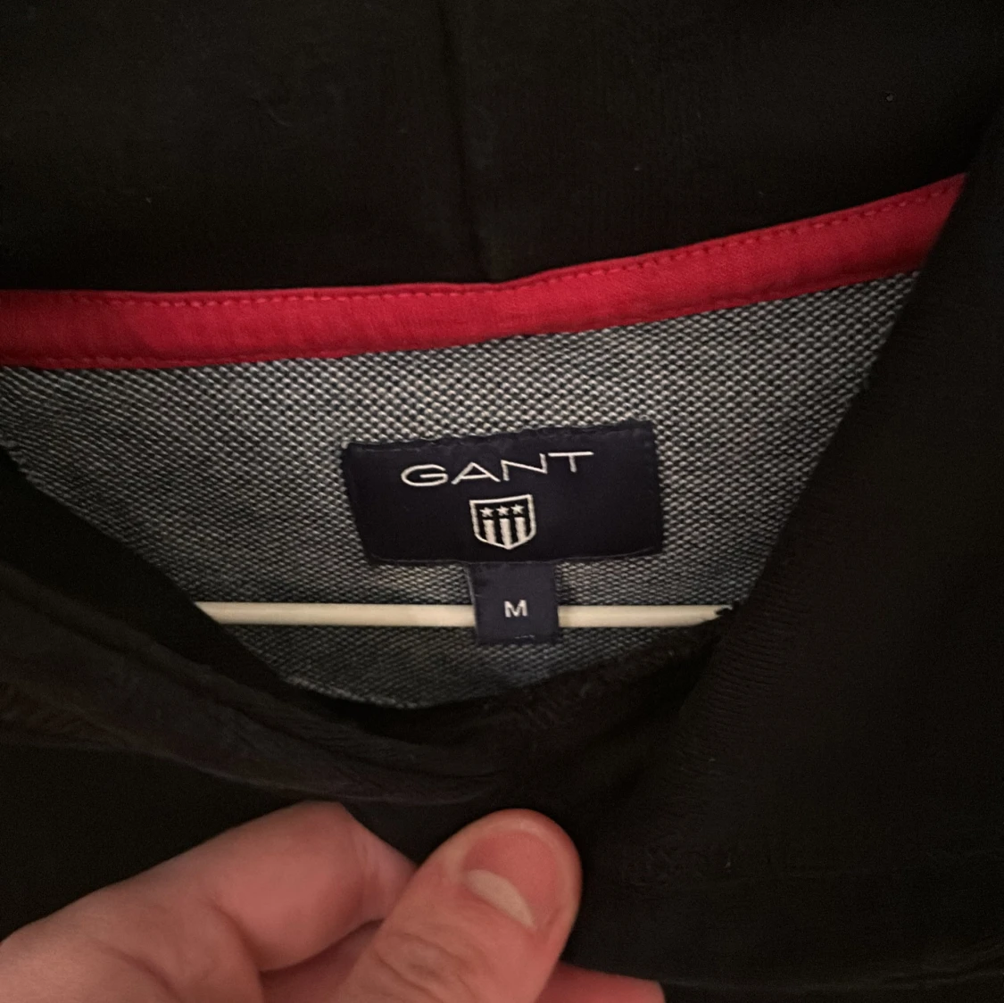 Svart hoodie från GANT - 2