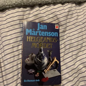 Helgeandsmordet - Säljer boken 'Helgeandsmordet' av Jan Mårtenson, en spännande Homan-bok. Utgiven av Wahlström & Widstrand, tryckt 1993 i Danmark. Perfekt för dig som gillar deckare och mysterier!