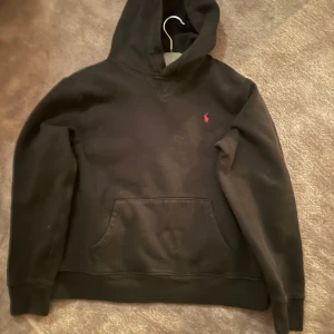 Svart hoodie från Ralph Lauren - Skicket på den är 7/10 ganska bra skick! Glöm ej att det är barn tröja