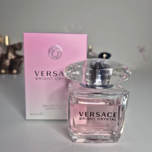 Versace Bright Crystal Eau de Toilette - En knappt använd bright crystal till salu! Kvarstående mängd syns på bilden. Säljer den då den ej kommer till användning. 