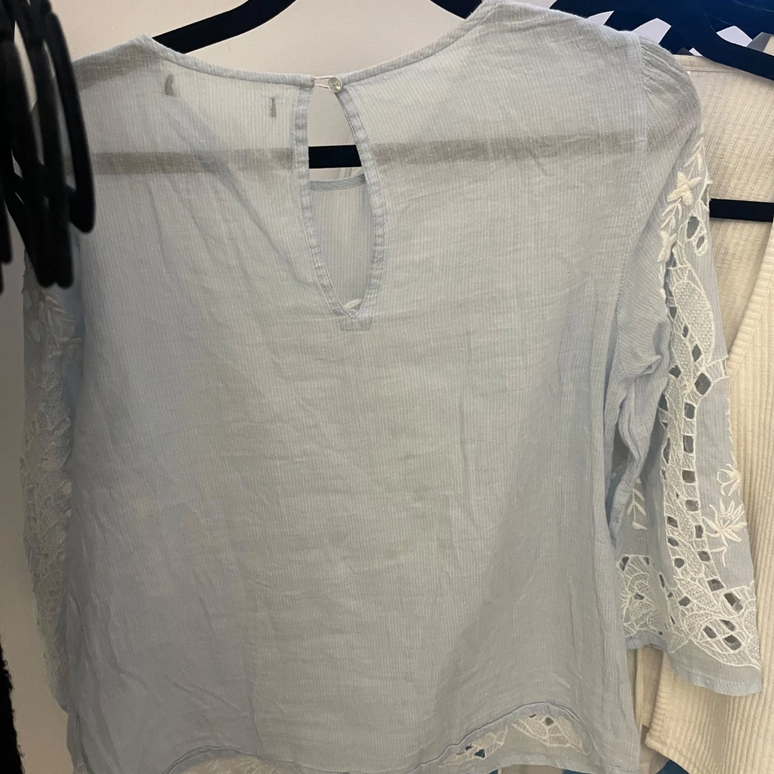 Vit blus med spetsdetaljer - 91