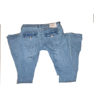 Truereligion från Nelly  - Säljer ett helt par oanvända true religion jeans köpta på Nelly! Dem är helt oanvända och har inga defekter!💓