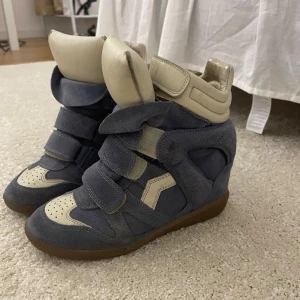 Blå och beige sneakers från Isabel Marant - Snygga blå och beige skor från Isabel Marant. (Dom är äkta) Väl använda, ganska bra skick. Storlek 35, men passar mig som har storlek 36. 