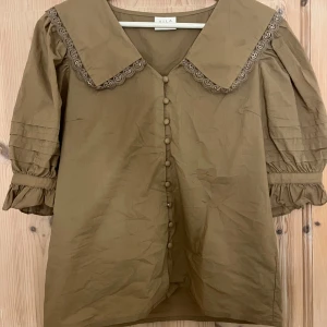Grönaktig blus med spets och knappar - Jätte fin blus som är i ett fint skick 