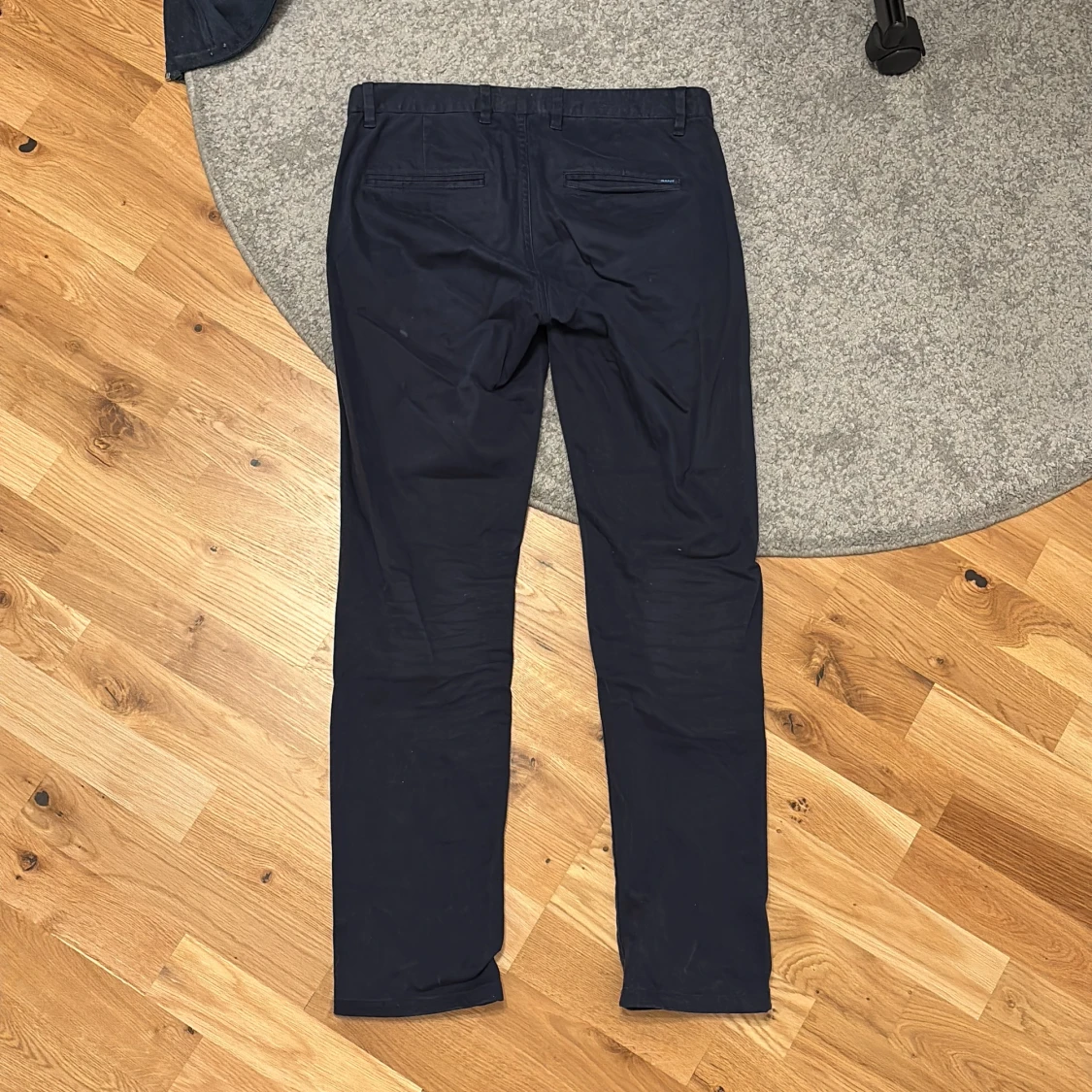 Mörkblå byxor från Gant