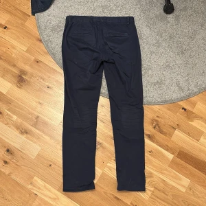 Mörkblå byxor från Gant - Snygga mörkblå byxor från Gant i extra slim passform men jag skulle säga att dem mer är slim i passform. Knappt använda och priset kan diskuteras vid snabb affär
