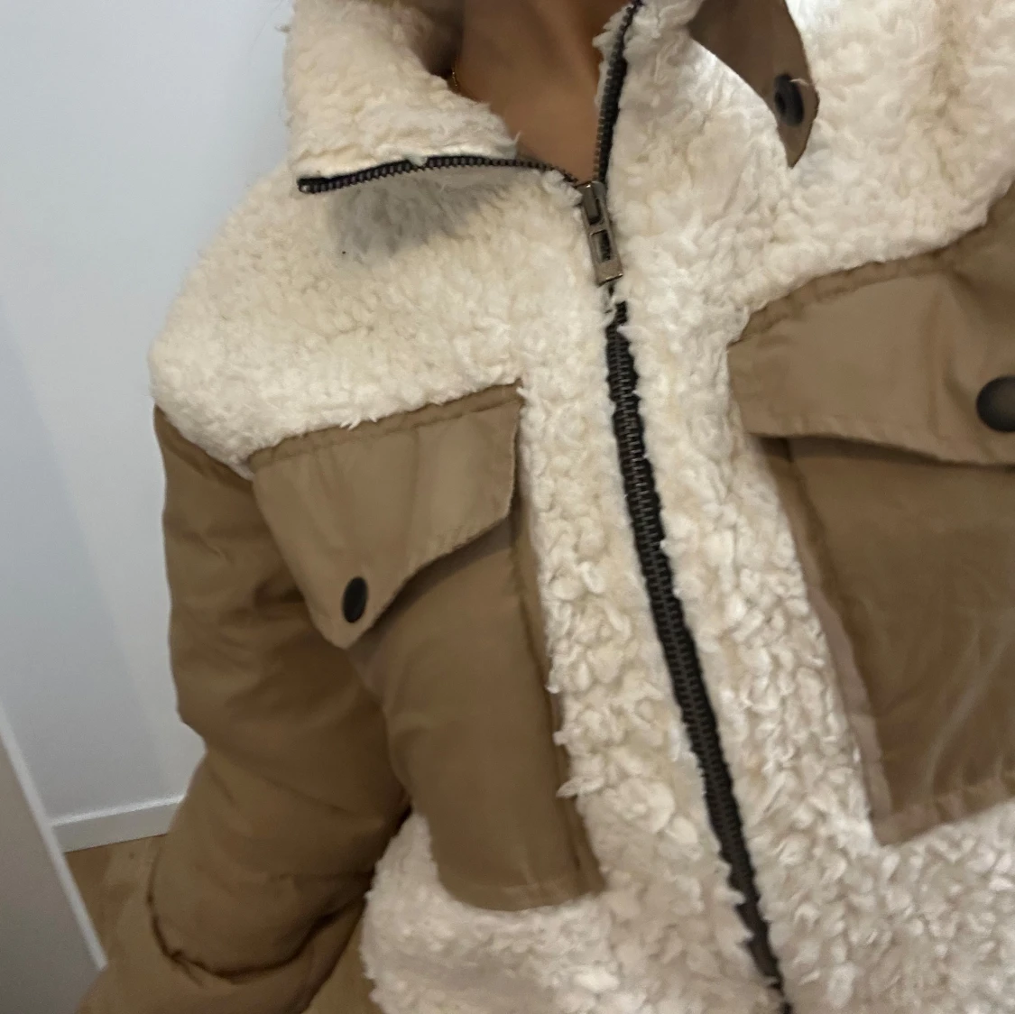 Beige teddyjacka med dragkedja