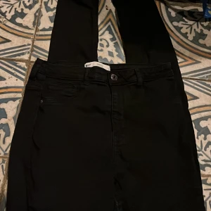 Svarta jeansbyxor - Svarta skinny jeans 