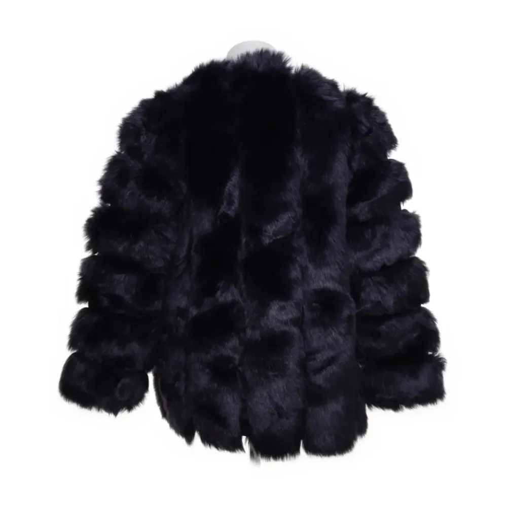 Snygg svart pälsjacka från Paulza i syntetmaterial. Jackan har en fluffig och lyxig look med långa ärmar och är perfekt för att hålla värmen nu i vinter. . Takit.