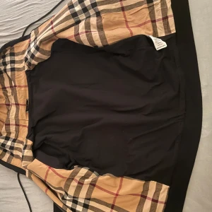 Burberry hoodie - Hej säljer nu min burberry Hoodie säljs för 1000kr i nyskick använts få gånger skriv vid frågor i funderingar finns i Järfälla 