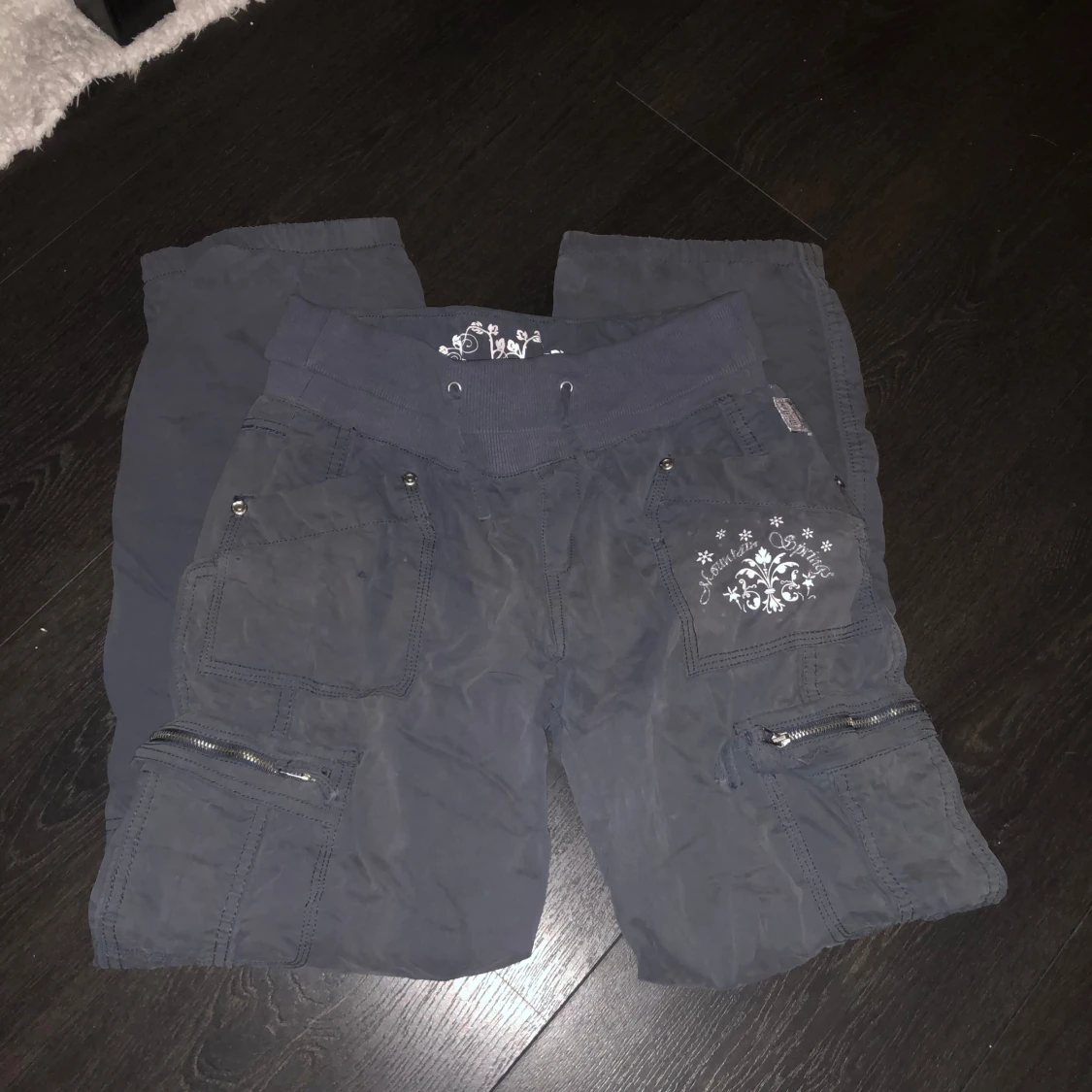 Mörkgråa byxor från Mountain Springs