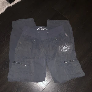 Mörkgråa byxor från Mountain Springs - Vintage byxor från 90s, små i storleken då det är barnstorlek 158! Fråga om mått om de behövs 🥰