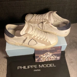 Philippe model skor 41/42 (helt nya) - Säljer helt nya Philippe Models i storlek 41 men passar 41,5 och kanske 42 också! Allt följer med förutom kvitto! Jag är dem ända som säljer dessa! Skriv för fler bilder eller funderingar! Nypris är 4299kr och är helt slutsålda!