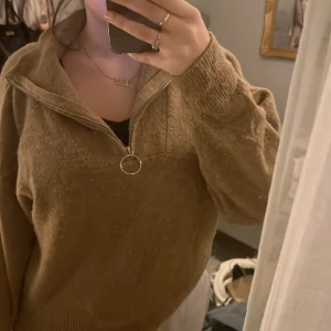 Ljus brun stickad  - Jätte fin och skön stickad med dragkedja där fram! Kommer inte tills nsvönding 