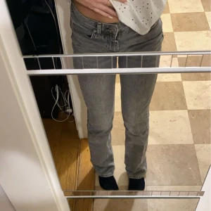 Grå jeans - Snygga grå jeans med en klassisk femficksdesign. De har en rak passform och är perfekta för en avslappnad stil. Jeansen har en knapp- och dragkedjestängning och är tillverkade i ett slitstarkt material.