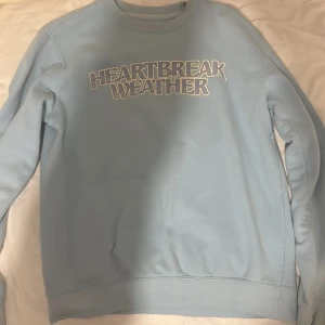 Niall horan merch - Säljer en ljusblå sweatshirt med texten 'Heartbreak Weather' tryckt på framsidan. Tröjan såldes när albumet kom ut och går inte att köpa längre köptes för 800kr från Nialls hemsida. Använt 2 gånger.