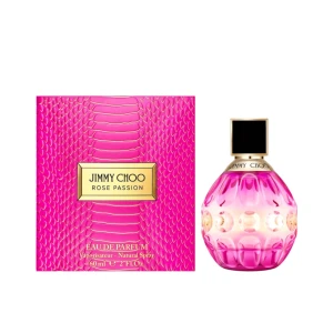Jimmy Choo Rose Passion Eau de Parfum - Upptäck Jimmy Choo Rose Passion, en Eau de Parfum med en exotisk och blommig doft. Flaskan är elegant och rosa med ett gyllene lock. Doften har inslag av tropiska blommor, kokos och vanilj, vilket ger en söt och varm känsla. Perfekt för den som älskar en kombination av blommiga och fruktiga toner. Använd typ 1 gång 