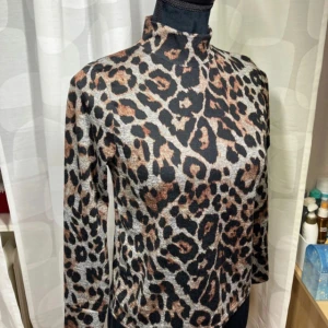 Mjuk och skön polotröja strl 36 - Helt ny, har aldrig kommit till användning, köpt på Boohoo. Super skön och mjuk!