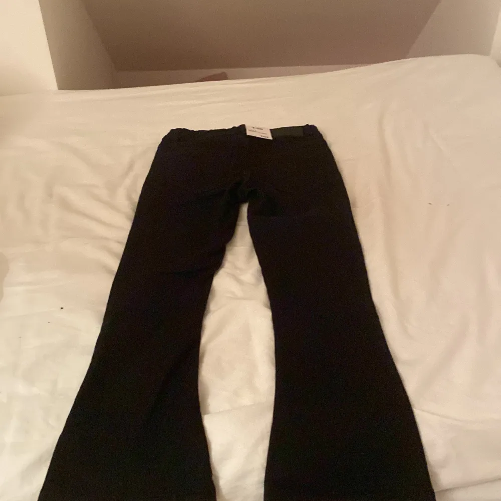 Snygga svarta flare jeans från 157 i modellen Skippy Flare. Perfekta för en trendig look med sin utsvängda stil. Passar bra till både vardag och speciella tillfällen.. Farkut & Housut.