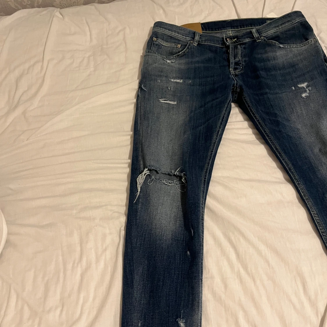 Blå jeans med slitningar - 90