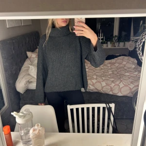 Grå stickad polotröja - Grå stickad polotröja varm o skön