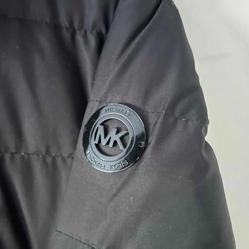 Säljer en snygg svart pufferjacka från Michael Kors i storlek M. Jackan har en dragkedja framtill och två praktiska fickor med dragkedjor. Perfekt för kyliga dagar och ger en stilren look. Passar både till vardags och lite finare tillfällen.. Jackor.