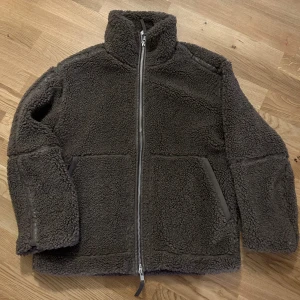 Teddyjacka - Populär slutsåld teddyjacka från Hm. Helt ny prislapp kvar, aldrig använd. Stl xs, oversize Väldigt varm och tjock Frakt ingår ej 