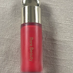 RARE BEAUTY Soft Pinch - Liquid Blush - RARE BEAUTY Soft Pinch - Liquid Blush i färgen Grateful. Använd 1 gång. 