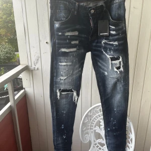 Dsquared2 jeans - Ett par fina dsquared jeans som aldrig blivit använda. Som ni ser är taggen på den kvar och har aldrig riktigt använt dom.  Dom är äkta Men KVITTO finns inte! Då jag köpte dom ett bra tag sen. Men dom är äkta!.  PRIS ÄR EJ HUGGET I STEN! 