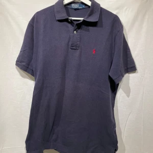 Ralph Lauren - Soft marinblå Ralph Lauren pike i Storlek M