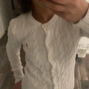 Ralph Lauren POLO kofta - Super fin Ralph Lauren kofta i super bra skick! Använd ett fåtal gånger men precis som ny💕QR kod finns att skanna vid kragen också. Nypris 2695kr, jag säljer för 1150 men pris kan diskuteras. 