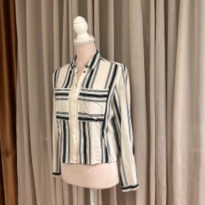 Skjorta (36) 🎀 - Bra skick Kemtvättat  Storlek ( 36 ) S Cotton 