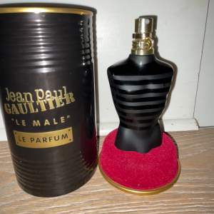 Jean Paul Gaultier le male le parfum. Ungefär 60 ml kvar av 75 ml en perfekt doft nu till höst och vinter🍦🌶️