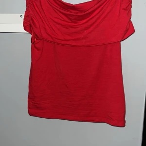 topp - Röd topp från newyorker ( Amisu ) i storlek S, mycket bra skick och använd en gång, köpt för 119kr