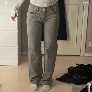 Grå jeans - Knappt använda, lite slitningar vid fötterna men inget man märker av💕pris kan diskuteras, köparen står för frakt