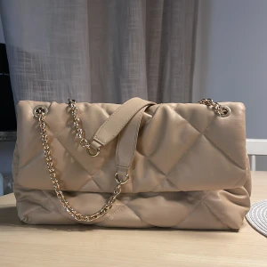 Väska - Säljer denna superfina väskan då den ej används, perfekt till hösten