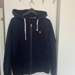 Polo Ralph Lauren  - Storlek M Säljer denna hoodie då jag aldrig använder den. Finns en fläck på framsidan och baksidan(se på bilderna)