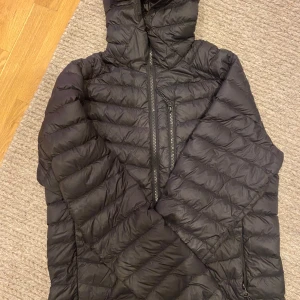 Mckinley jacka - Mckinley jacka som är i jättebra skicka förutom en defekt/ skada som vi senare tejpat därför glans och billigt pris,  men det går att sy❤️ strl small o köpt på intersport! Den är fodrad💞