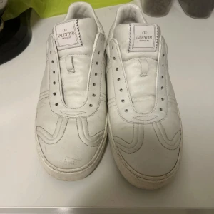 Valentino flycrew  - Säljer nu mina flycrews. Sparsamt använda men de syns att dom är lite använda!  Storlek 42 1/2. Sätter självklart i snören innan jag skickar! 