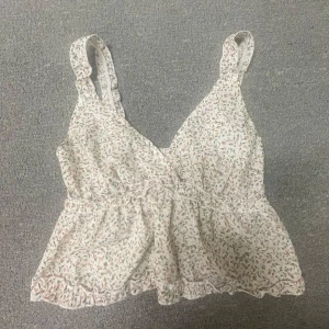 Volang topp - Jättefin blommig v ringad volang topp, nyskick tror den är använd max 2ggr.  Storlek 34 men passar xxs-s ungefär 