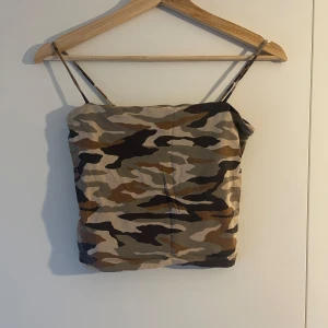 Ginatricot Crop linne  - Säljer denna camo croppad linnet då den inte passar mig tyvärr, den är super söt men kanske passar någon annan bättre☺️. Den har tjockare material vid bysten så man inte ser igenom.