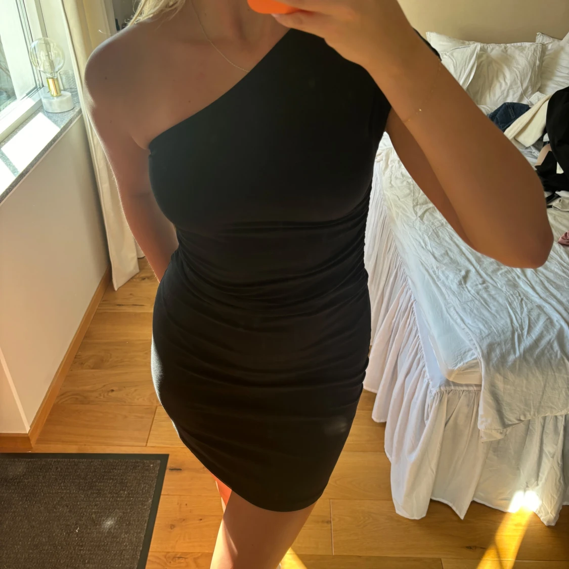 One shoulder klänning