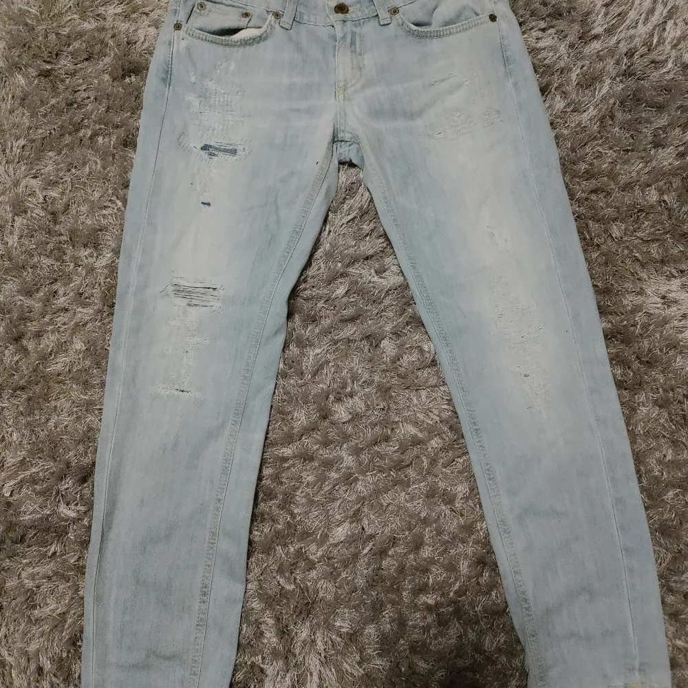 Säljer nu mina ripped dondup jeans! Storleken är W27! Perfekt skick 10/10 Om du har någon fundering, prisförslsg eller liknande, skriv jätte gärna!. Jeans & Byxor.