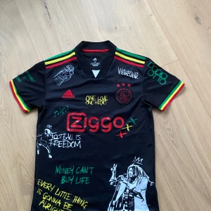 Bob Marley - Tröja - Säljer min Bob marley t - shirt som är helt ny aldrig använt, lågt pris snabb affär ! Postar på direkten 📩