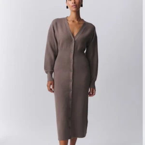 Gina klänning - Säljer den här fina stickade klänningen från Gina, slutsåld online 😍 aldrig använd, prislapp sitter kvar ❤️