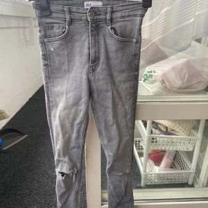 Gråa jeans  - Säljer mina fina gråa jeans som är från zara och sitter jätte bekvämt, säljer pågrund av ingen användning av de 