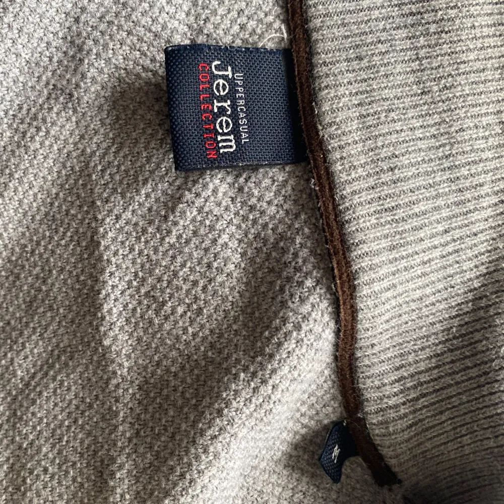 Fullzip i bra skick storlek M men passar lite mindre han på bilden är 182, tveka inte att kontakta vid eventuella frågor 😀. Stickat.