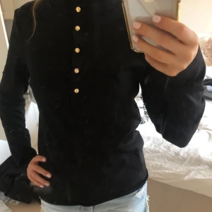 Svart långärmad  - En svart tröja med långa ärmar och guld knappar💕
